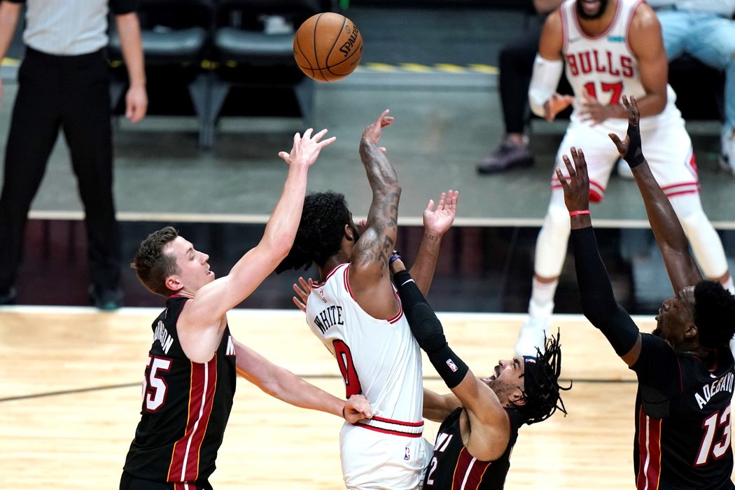 Basketbalisté Chicaga drží naději na play off, zdolali Miami