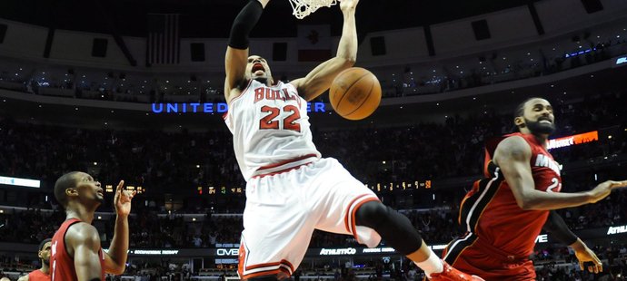 Taj Gibson z Chicaga zakončuje.