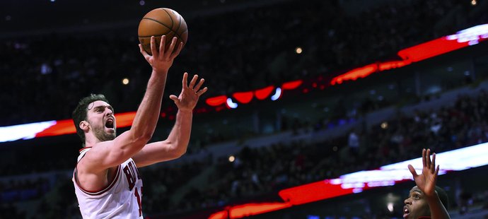 Senzační výkon podal v sobotním utkání NBA španělský basketbalista Pau Gasol