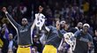 Basketbalisté LA Lakers se radují z vítězství nad Chicagem.