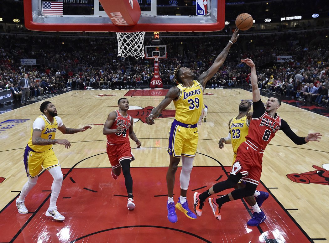 Chicago s Tomášem Satoranským podlehlo lídrovi NBA týmu Lakers 112:118. LeBron James zařídil výhru triple doublem, český basketbalista dal sedm bodů.