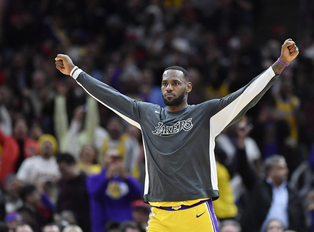 LeBron James zařídil výhru Lakers triple doublem.