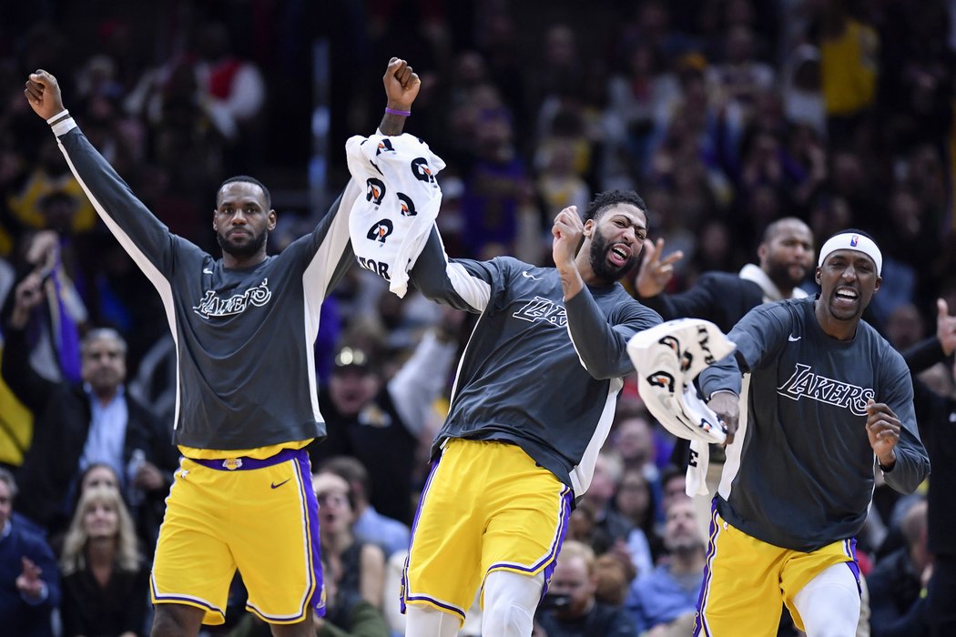 Basketbalisté LA Lakers se radují z vítězství nad Chicagem.