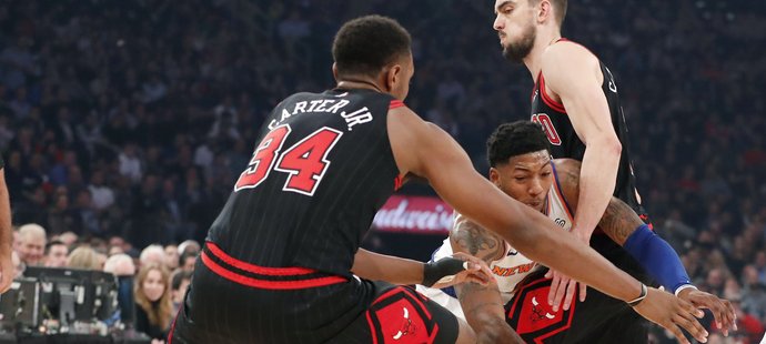 Tomáš Satoranský a spoluhráč Wendell Carter Jr. brání v průniku Elfridu Paytonovi