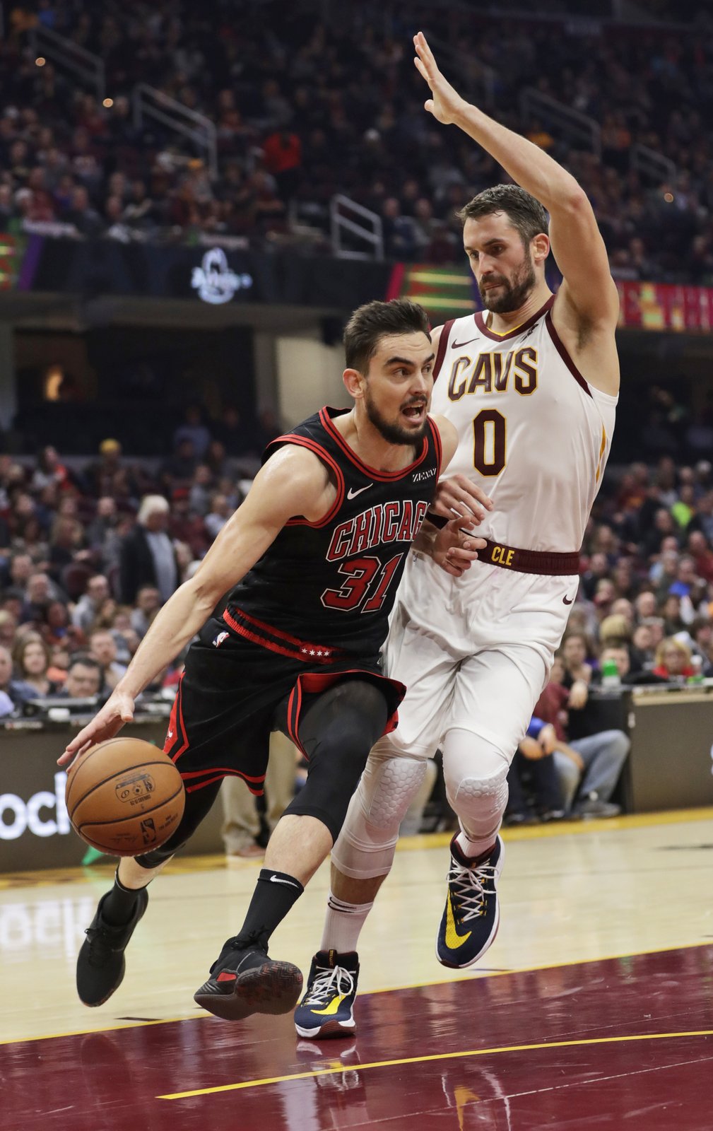 Kevin Love brání Tomáše Satoranského z Chicaga