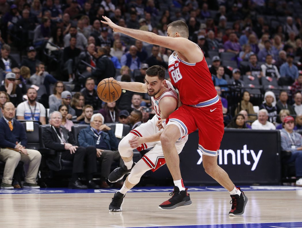 Nemanja Bjelica ze Sacramenta se snaží nepustit Tomáše Satoranského ke koši