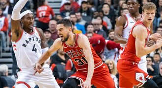 Chicago vyhrálo v přípravě v Torontu, Satoranský dal 12 bodů