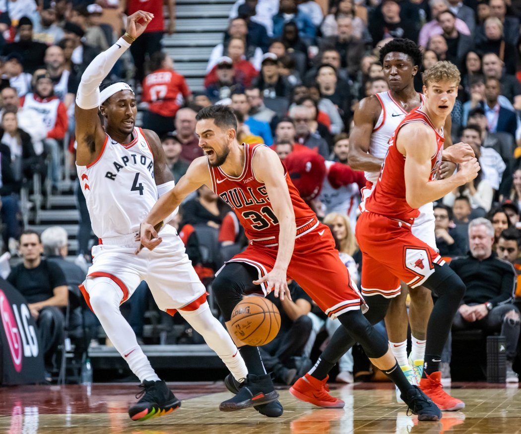 Chicago vyhrálo v přípravě v Torontu, Satoranský dal 12 bodů