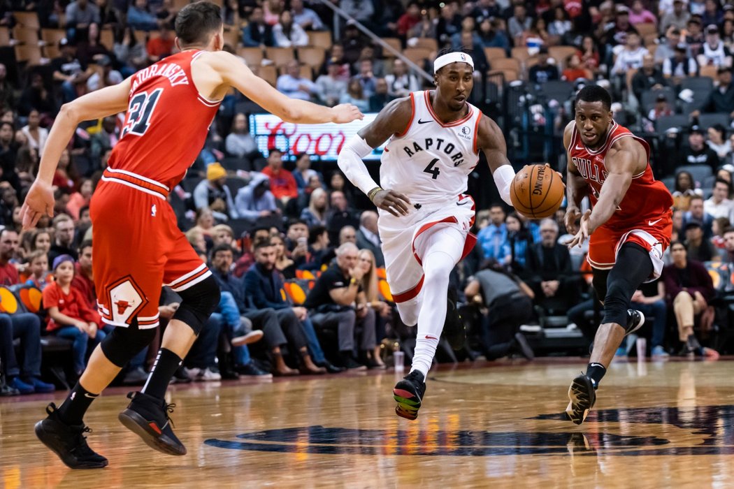 Chicago vyhrálo v přípravě v Torontu, Satoranský dal 12 bodů