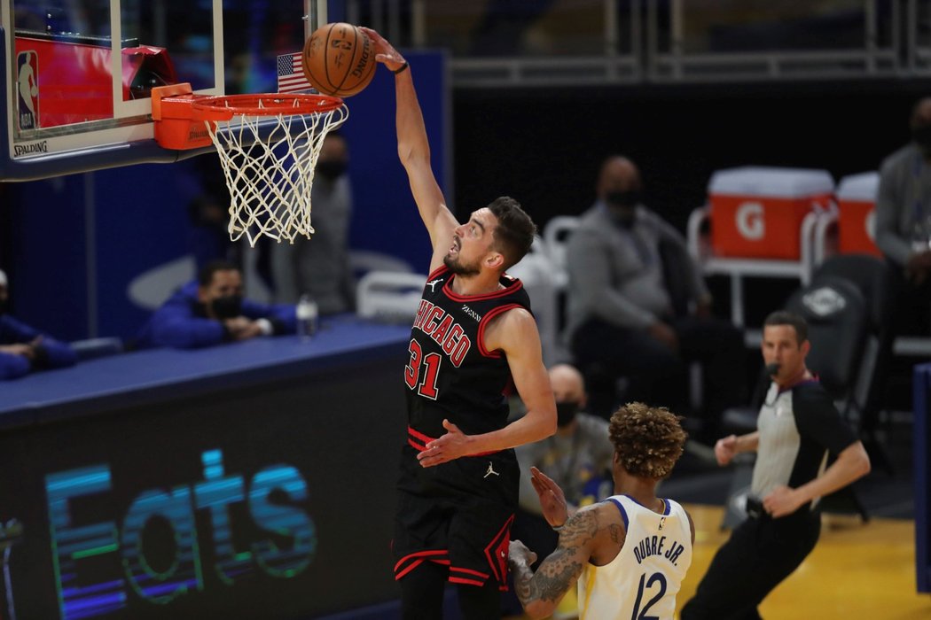 Tomáš Satoranský z Chicaga v utkání s Golden State v NBA zaznamenal 14 bodů a osm asistencí, Bulls však prohráli 102:116.