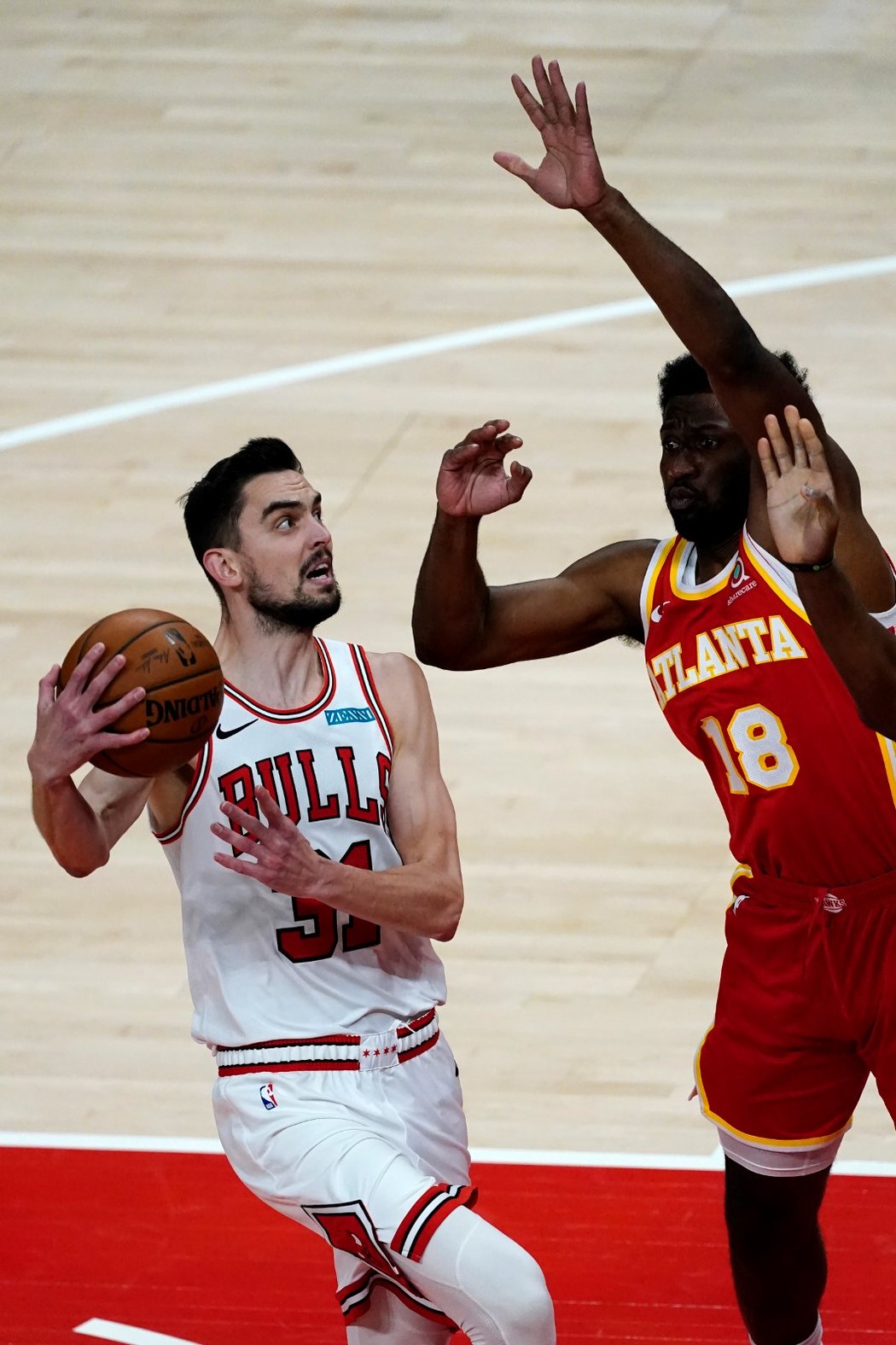 Ani 12 bodů Tomáše Satoranského nestačilo basketbalistům Chicaga k odvrácení porážky 97:108 v Atlantě a Bulls se tak vzdálila šance na play off NBA.