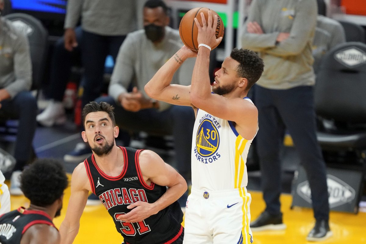 Tomáš Satoranský z Chicaga v utkání s Golden State v NBA zaznamenal 14 bodů a osm asistencí, Bulls však prohráli 102:116.