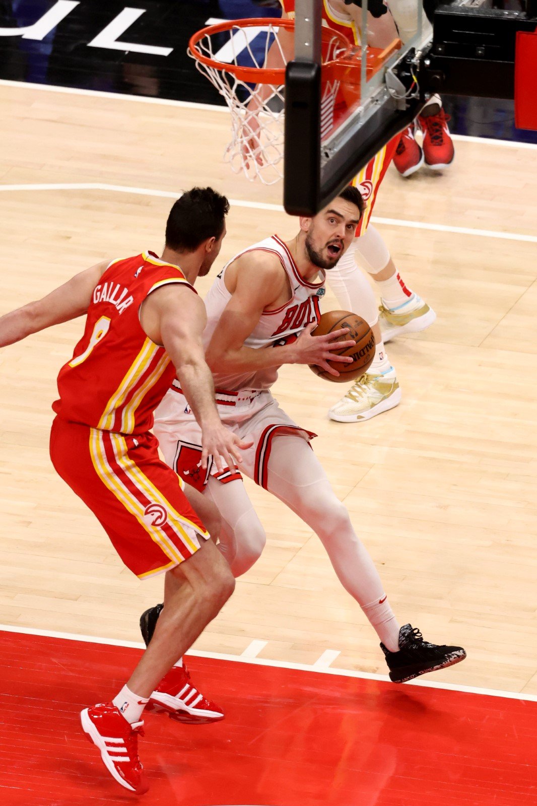 Ani 12 bodů Tomáše Satoranského nestačilo basketbalistům Chicaga k odvrácení porážky 97:108 v Atlantě a Bulls se tak vzdálila šance na play off NBA.