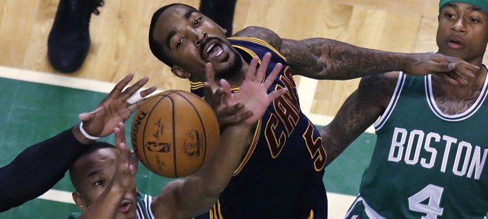 JR Smith bojuje a míč proti Celtics