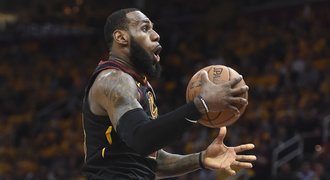 Skvělý LeBron řídil demolici Toronta. Sixers doma odmítli konec série