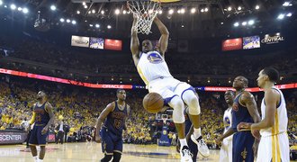 Výborný James nestačil. Finále NBA začalo výhrou Golden State