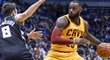 LeBron James (vpravo) proti Matthew Dellavedovi z Milwaukee