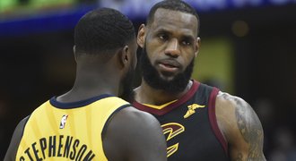 James dal téměř polovinu bodů Clevelandu, série je vyrovnaná