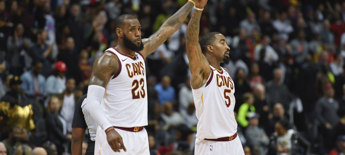 LeBron James a JR Smith slaví vítězství Clevelandu