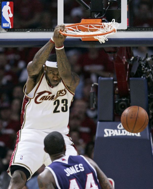 LeBron James (Cleveland) po jedné ze svých smečí do koše. LeBron James (Cleveland) po jedné ze svých smečí do koše.