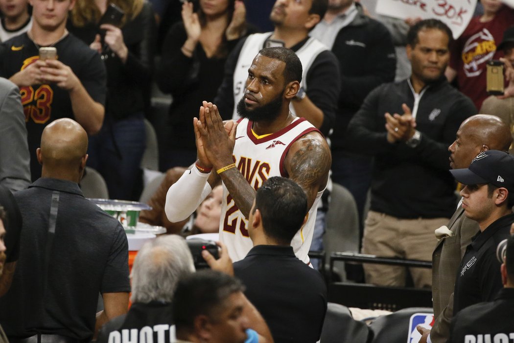 LeBron James děkuje fanouškům poté, co dosáhl na metu 30 tisíc bodů