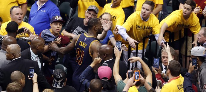 LeBron James se zdraví s fanoušky při odchodu do šaten po vítězném zápase Clevelandu s Indianou