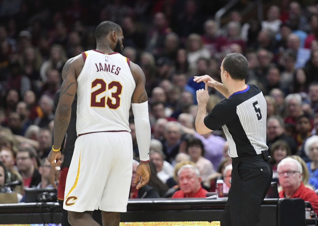 Hvězdný basketbalista LeBron James byl poprvé v kariéře v zápase NBA vyloučen