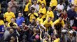 LeBron James se zdraví s fanoušky při odchodu do šaten po vítězném zápase Clevelandu s Indianou