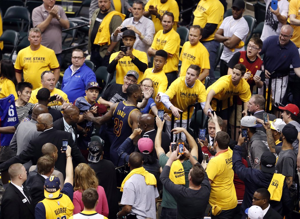 LeBron James se zdraví s fanoušky při odchodu do šaten po vítězném zápase Clevelandu s Indianou