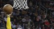 LeBron James se probíjí ke koši přes Carmela Anthony z New York Knicks