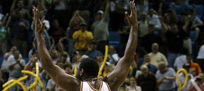 Robert Traylor v dresu Clevelandu před šesti lety hecuje fanoušky, teď byl nalezen mrtev ve svém domě