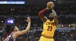 LeBron James poslal zápas do prodloužení 0.3 vteřiny před koncem