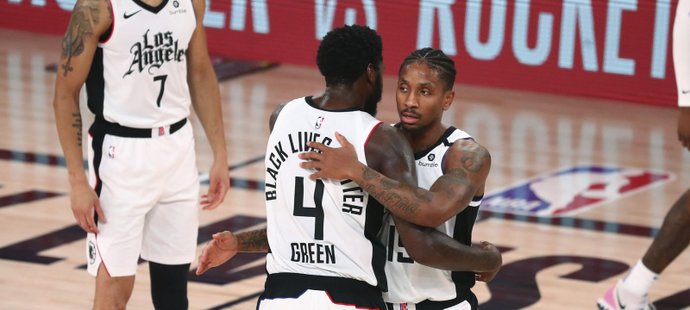 Basketbalisté Los Angeles Clippers v klíčovém pátém utkání osmifinále play off NBA deklasovali Dallas 154:111 a v sérii na čtyři vítězství se ujali vedení 3:2. 