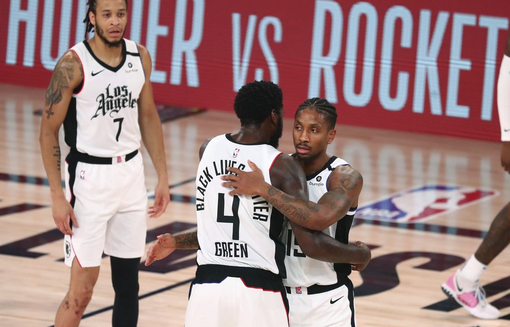 Basketbalisté Los Angeles Clippers v klíčovém pátém utkání osmifinále play off NBA deklasovali Dallas 154:111 a v sérii na čtyři vítězství se ujali vedení 3:2.