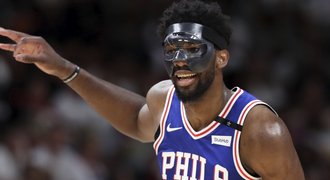 Embiid s maskou pomohl Philadephii, šampioni z Golden State blízko postupu