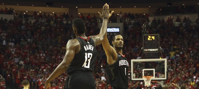 Basketbalisté Houstonu porazili v pátém utkání finále Západní konference play off NBA Golden State 98:94,