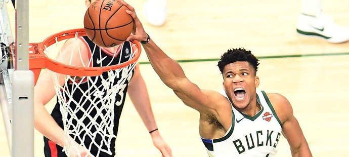 Basketbalisté Milwaukee ve druhém semifinálovém utkání NBA nedali doma šanci Torontu a po výhře 125:103 vedou v sérii 2:0 na zápasy.