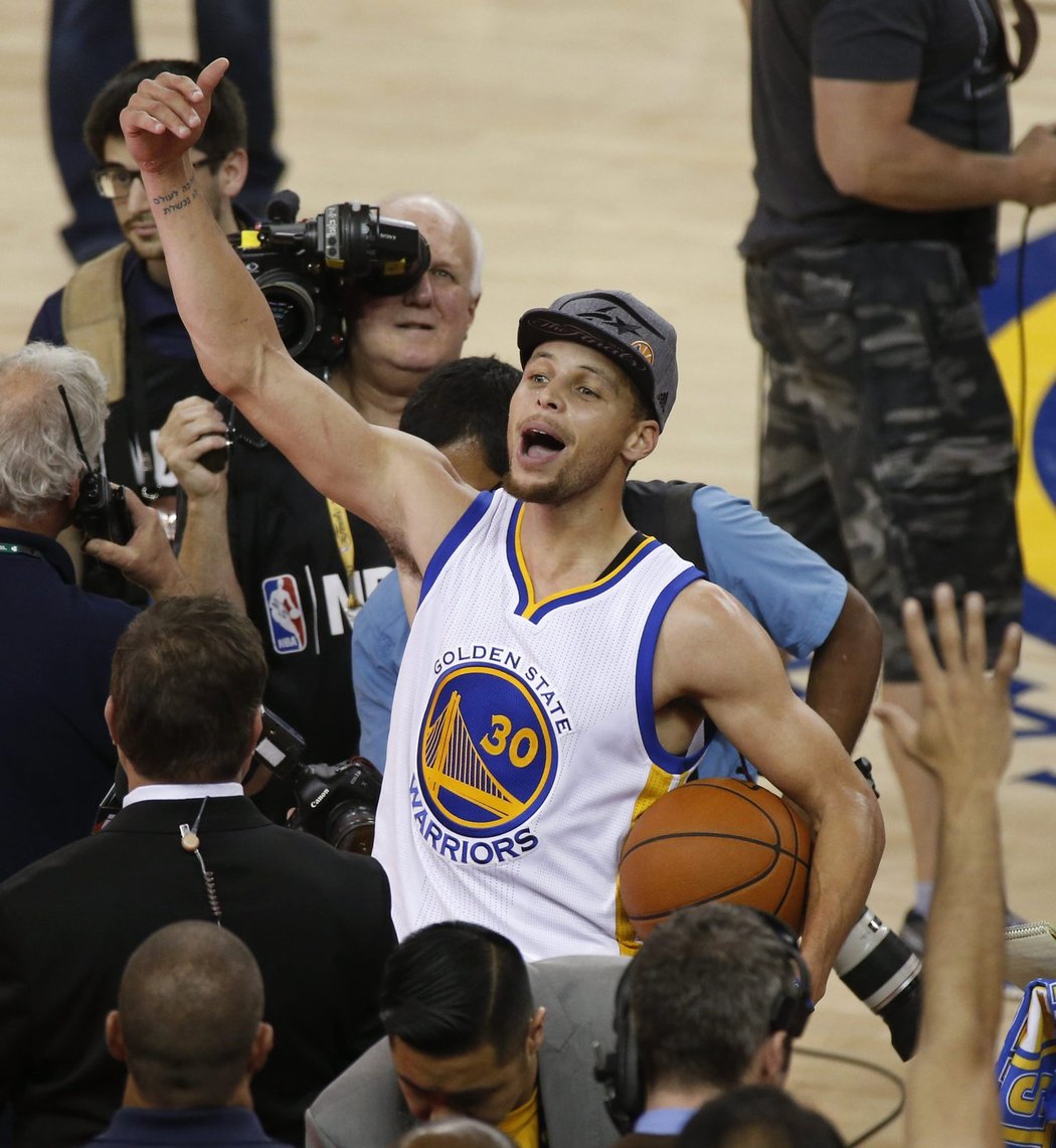 Basketbalisté Golden State Warriors slaví postup do finále NBA