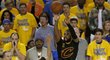 Stephen Curry neubránil rozehrávače Clevelandu Kyrie Irvinga