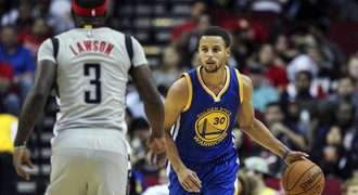 Curry dal 53 bodů, Golden State jsou v NBA dál bez porážky