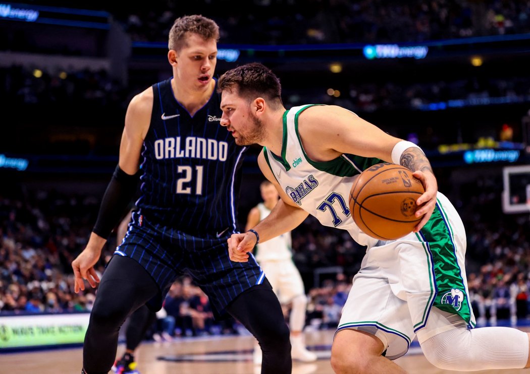 Hvězda Dallasu Mavericks Luka Dončič (77) v utkání proti Orlando Magic