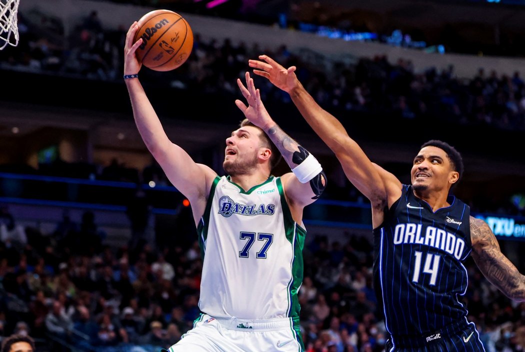 Hvězda Dallasu Mavericks Luka Dončič (77) v utkání proti Orlando Magic