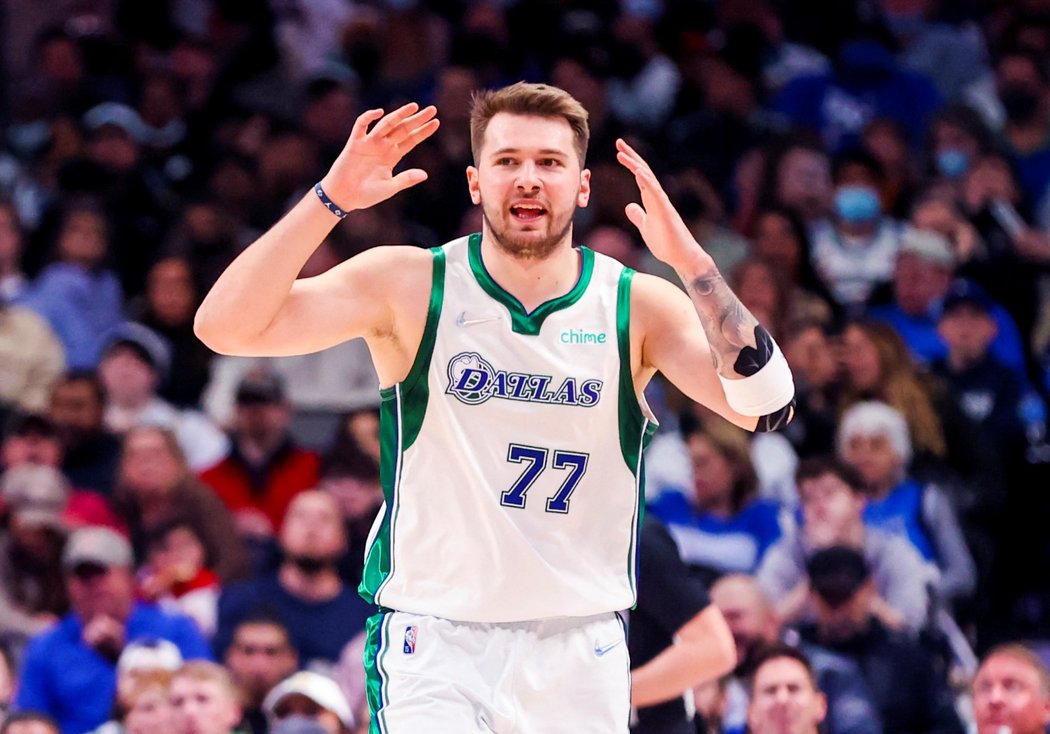 Hvězda Dallasu Mavericks Luka Dončič (77) v utkání proti Orlando Magic