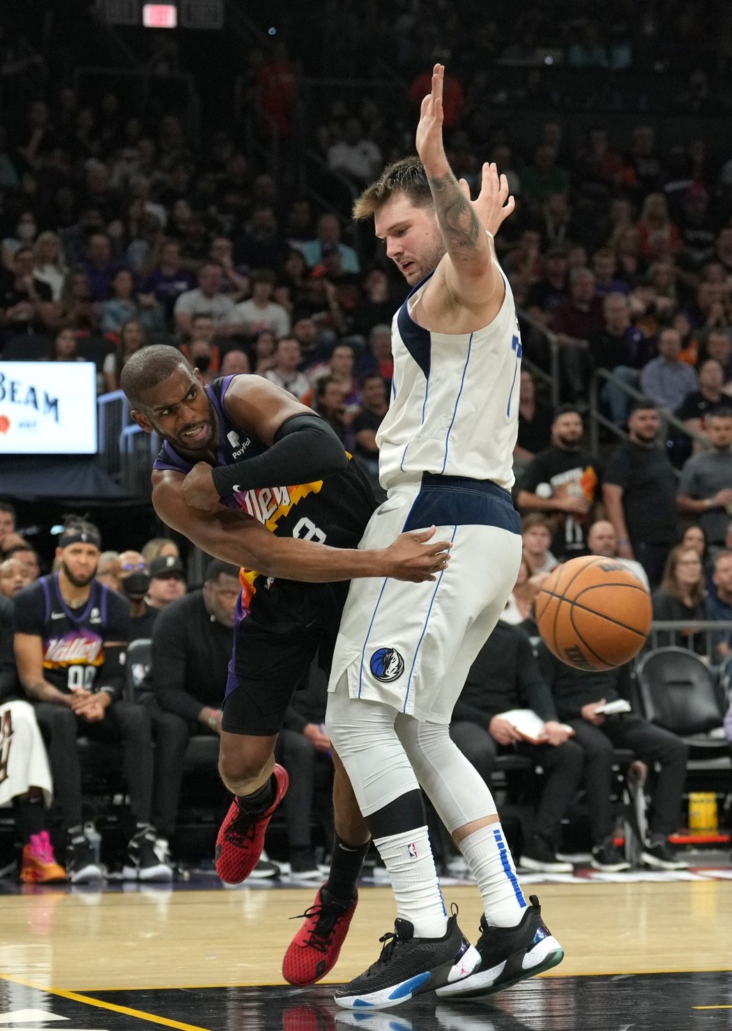 Luka Dončič v dresu Dallasu v utkání proti Pohoenixu