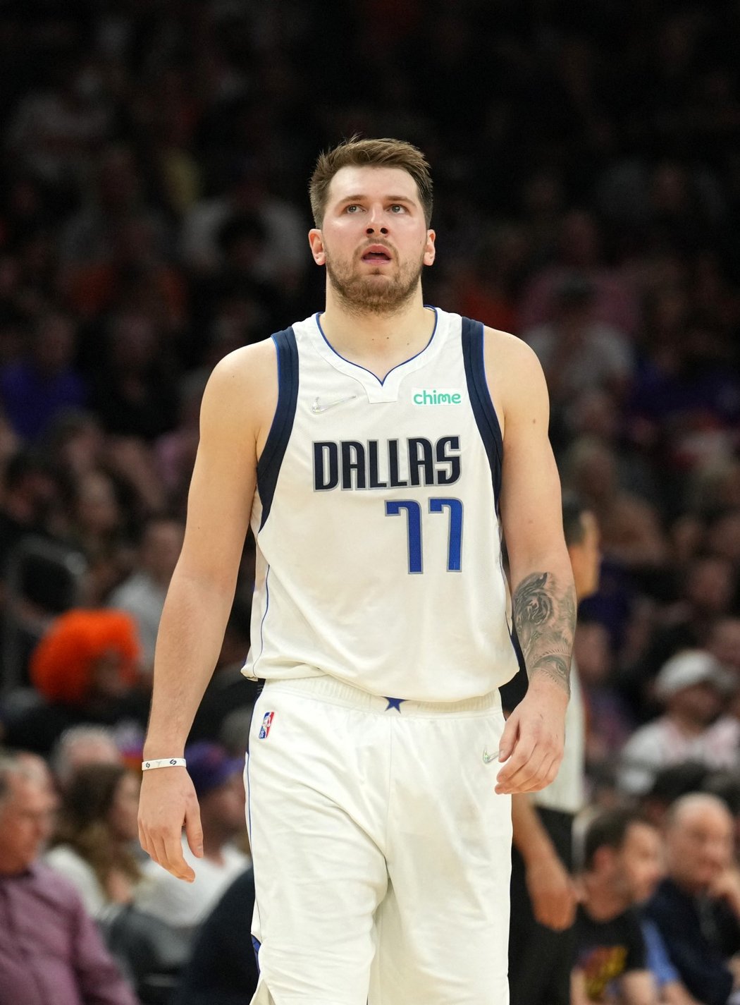 Luka Dončič v dresu Dallasu v utkání proti Pohoenixu