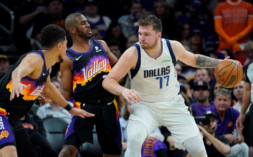 Luka Dončič v dresu Dallasu v utkání proti Pohoenixu