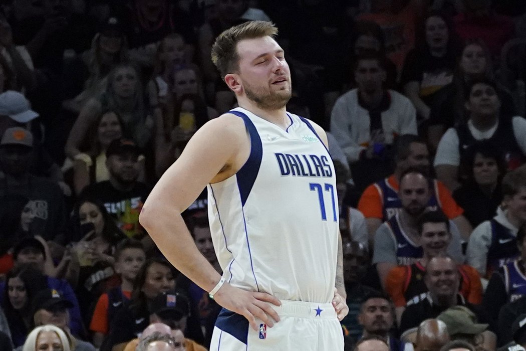 Luka Dončič v dresu Dallasu v utkání proti Pohoenixu