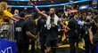 Hvězda Golden State Stephen Curry mává fanouškům po výhře nad Dallasem