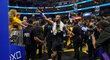 Hvězda Golden State Stephen Curry mává fanouškům po výhře nad Dallasem