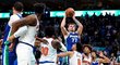 Luka Dončič zaznamenal v NBA při vítězství Dallasu nad New Yorkem unikátní bilanci 60 bodů, 21 doskoků a 10 asistencí.